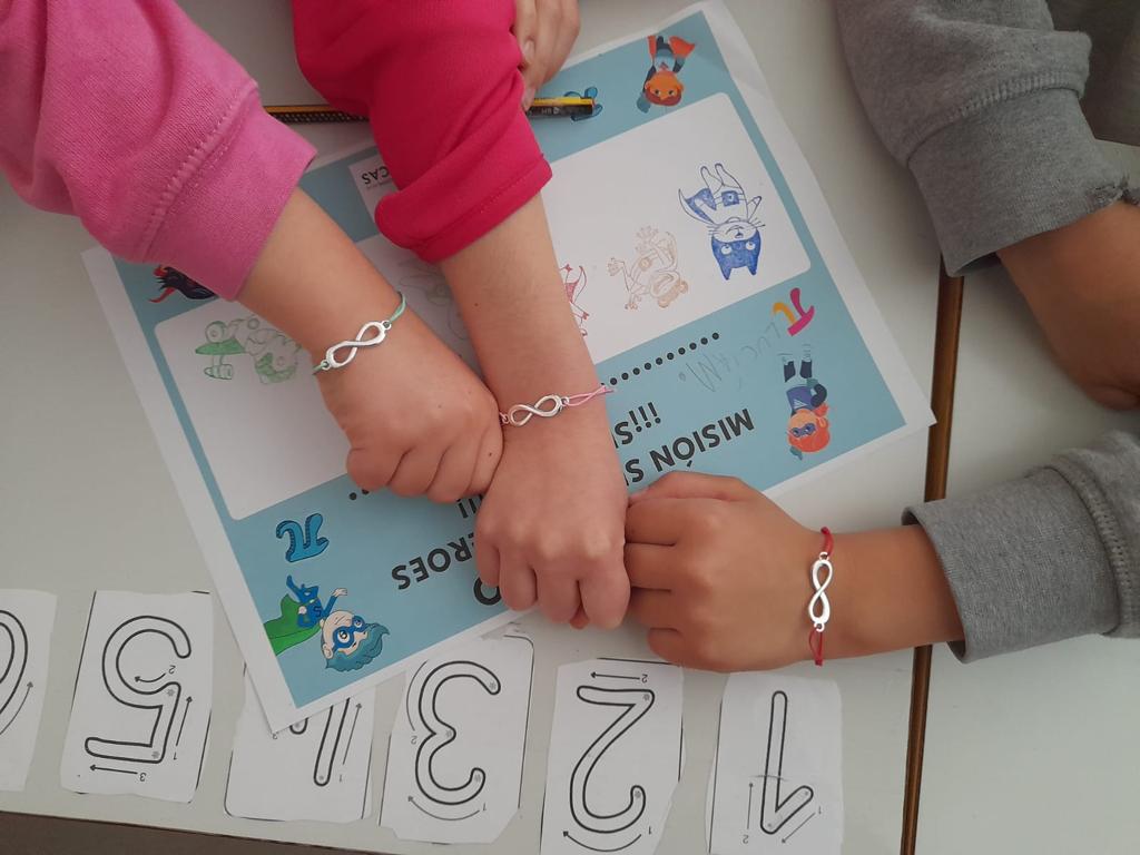Manos de colores de bienvenida al curso