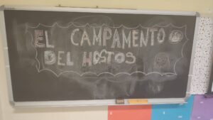 Pizarra con el texto El campamento del Hostos
