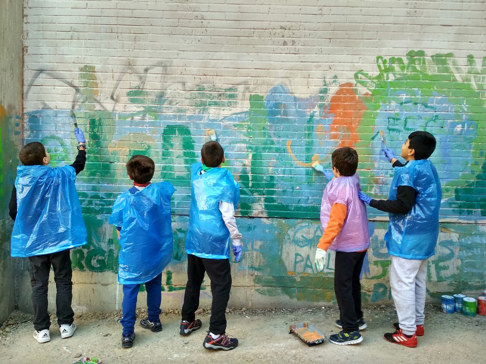 Familias pintando el muro Claros en el bosque