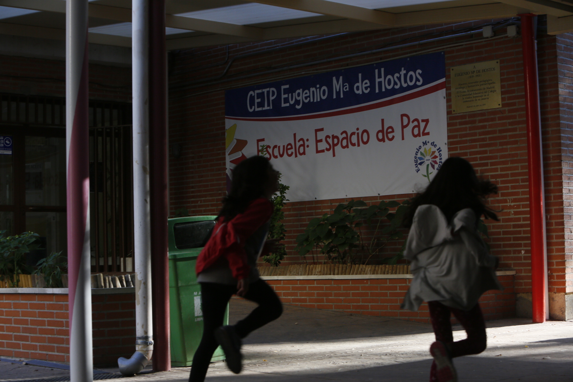 Entrada del CEIP Eugenio María de Hostos con el cartel Escuela Espacio de Paz