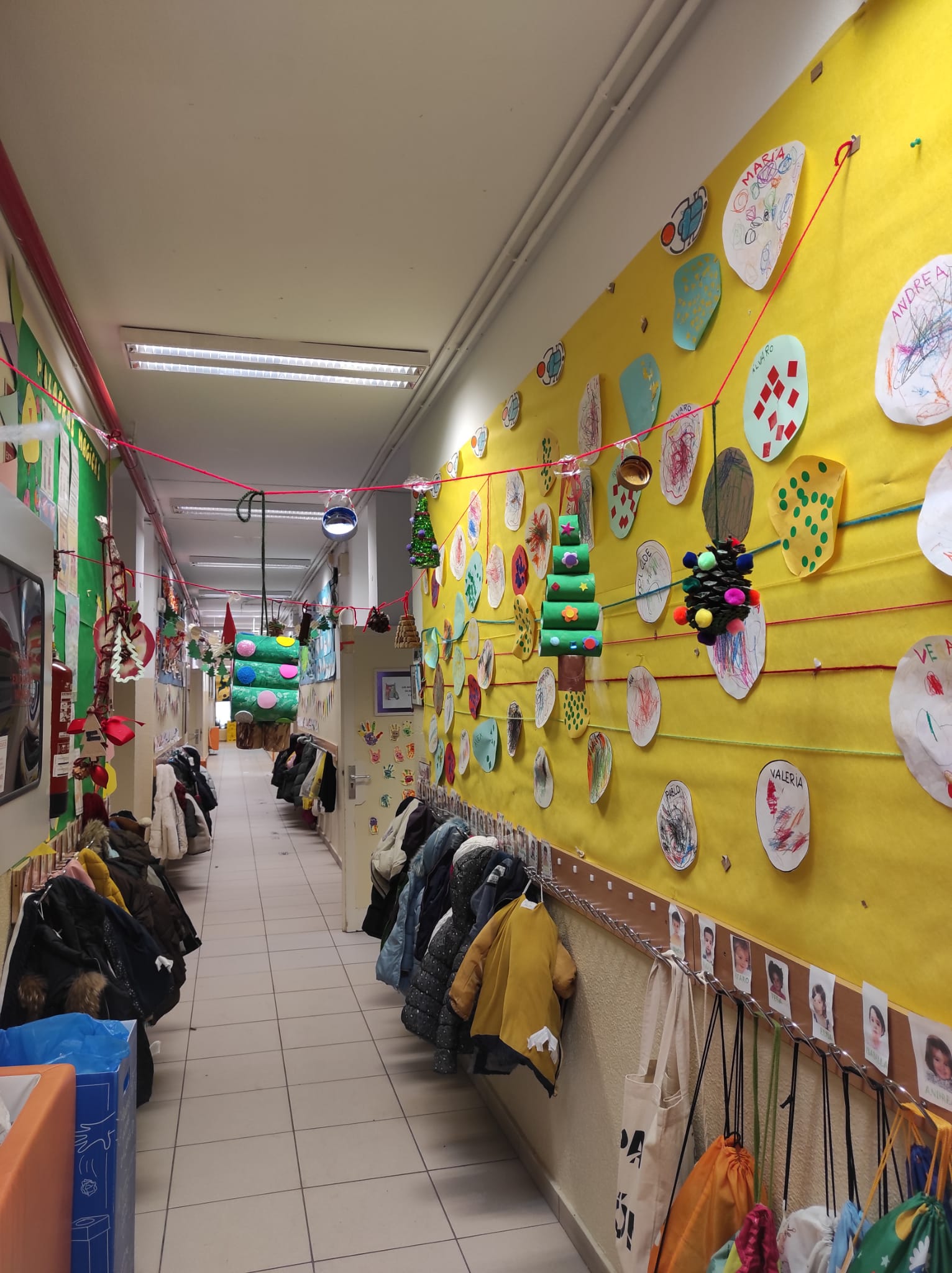 Pasillo del cole decorado con trabajos del alumnado