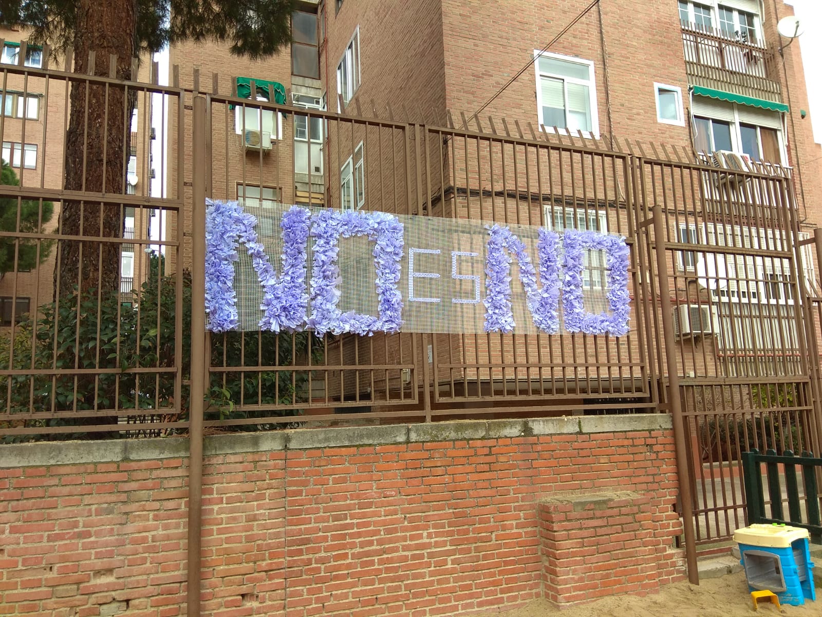 Valla exterior del colegio